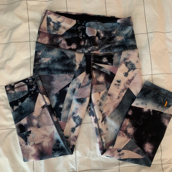 Lucy Performance Capri Leggings Bundle, 6 pairs. Size Med. Excellent condition!! - Picture 6 of 7